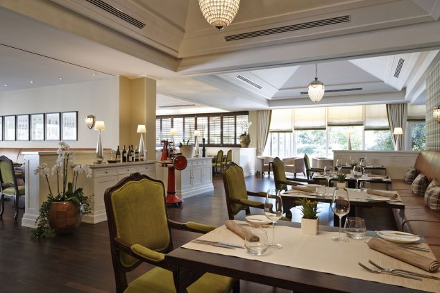 Kempinski Hotel Frankfurt Gravenbruch_EssTisch restaurant inside 3